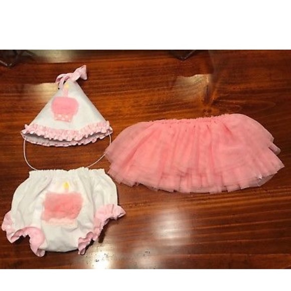 Adorable Girl’s First Birthday Outfit - Picture 1 of 8